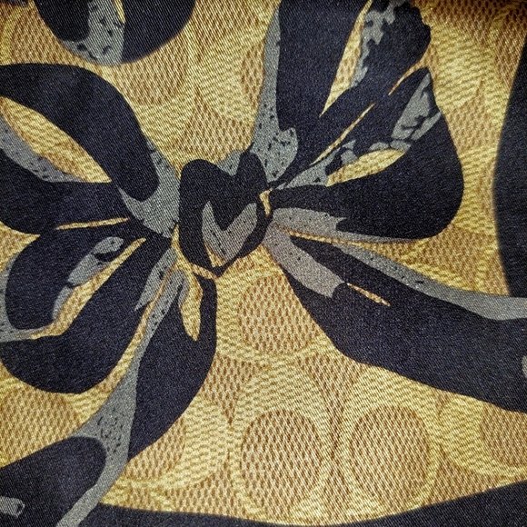 Coach NWT Signature Square Silk Bow Scarf in Medium Khaki and Black 23"Sq - Picture 8 of 14